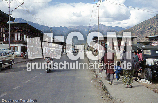 Bhutan-Straße in Paro.jpg
